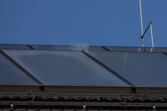 Brandverdacht nach �berhitzung einer Solaranlage am Dach eines Mehrparteienwohnhauses in Wolfern