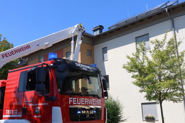 Brandverdacht nach �berhitzung einer Solaranlage am Dach eines Mehrparteienwohnhauses in Wolfern