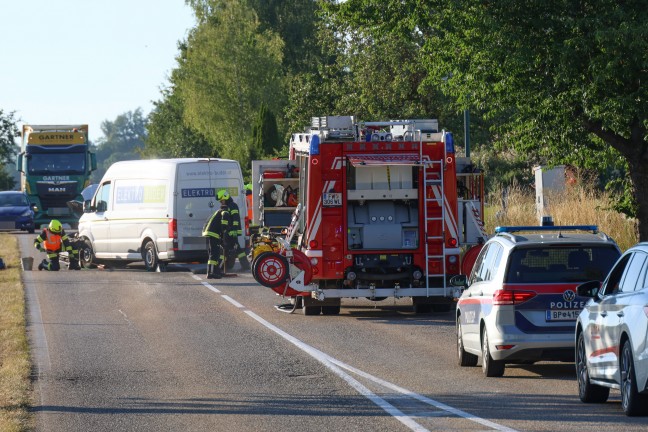 Schwerer Kreuzungscrash zwischen PKW und Kleintransporter in Neukirchen bei Lambach