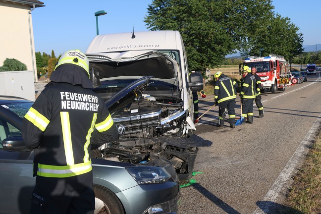 Schwerer Kreuzungscrash zwischen PKW und Kleintransporter in Neukirchen bei Lambach