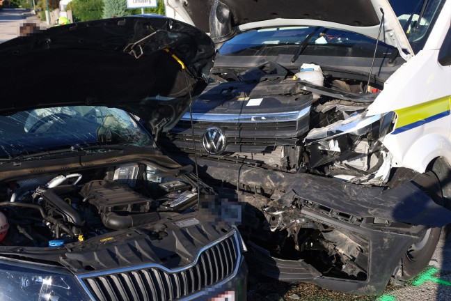 Schwerer Kreuzungscrash zwischen PKW und Kleintransporter in Neukirchen bei Lambach