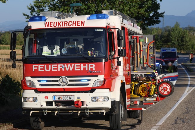Schwerer Kreuzungscrash zwischen PKW und Kleintransporter in Neukirchen bei Lambach