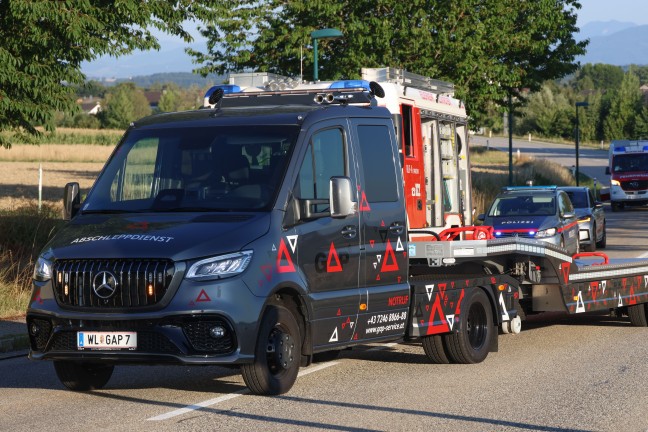 Schwerer Kreuzungscrash zwischen PKW und Kleintransporter in Neukirchen bei Lambach