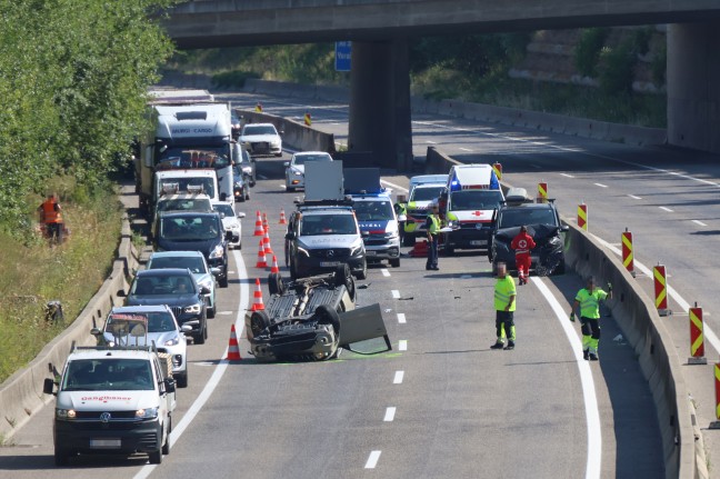 Zwei Verletzte bei Unfall mit Auto�berschlag auf Innkreisautobahn bei Steinerkirchen an der Traun