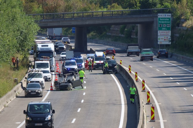 Zwei Verletzte bei Unfall mit Auto�berschlag auf Innkreisautobahn bei Steinerkirchen an der Traun