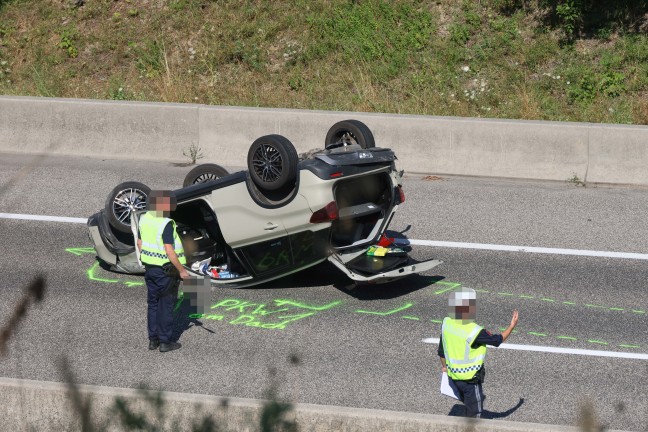 Zwei Verletzte bei Unfall mit Auto�berschlag auf Innkreisautobahn bei Steinerkirchen an der Traun