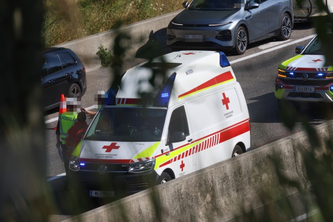 Zwei Verletzte bei Unfall mit Auto�berschlag auf Innkreisautobahn bei Steinerkirchen an der Traun