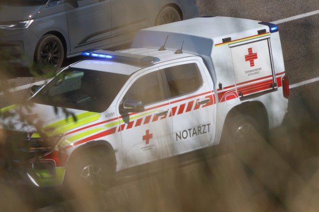 Zwei Verletzte bei Unfall mit Auto�berschlag auf Innkreisautobahn bei Steinerkirchen an der Traun