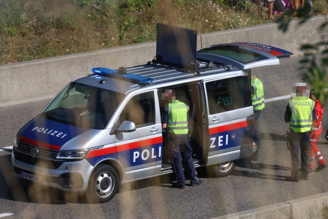 Zwei Verletzte bei Unfall mit Auto�berschlag auf Innkreisautobahn bei Steinerkirchen an der Traun