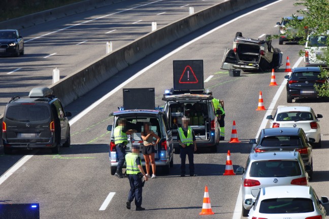 Zwei Verletzte bei Unfall mit Auto�berschlag auf Innkreisautobahn bei Steinerkirchen an der Traun