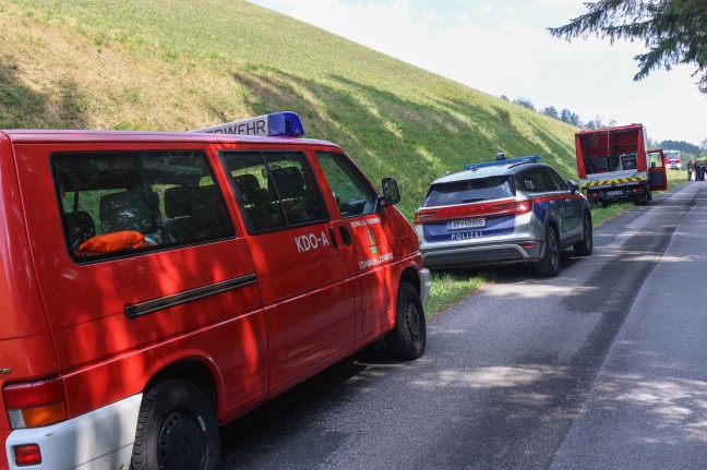 Postzustellfahrzeug in Steinbach am Ziehberg �ber steile Wiese gerollt und in Waldst�ck gest�rzt