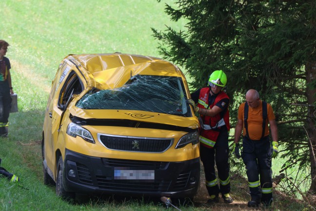 Postzustellfahrzeug in Steinbach am Ziehberg �ber steile Wiese gerollt und in Waldst�ck gest�rzt