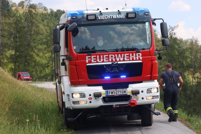 Postzustellfahrzeug in Steinbach am Ziehberg �ber steile Wiese gerollt und in Waldst�ck gest�rzt