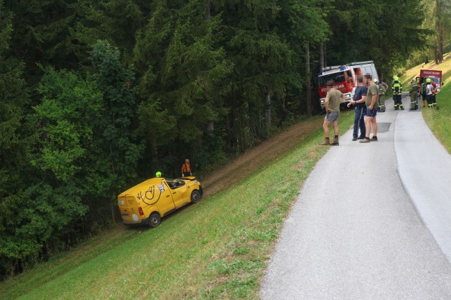 Postzustellfahrzeug in Steinbach am Ziehberg �ber steile Wiese gerollt und in Waldst�ck gest�rzt