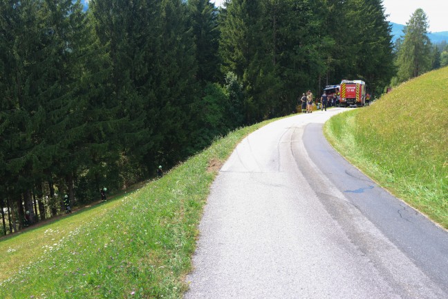 Postzustellfahrzeug in Steinbach am Ziehberg �ber steile Wiese gerollt und in Waldst�ck gest�rzt