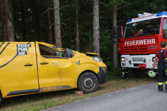 Postzustellfahrzeug in Steinbach am Ziehberg �ber steile Wiese gerollt und in Waldst�ck gest�rzt