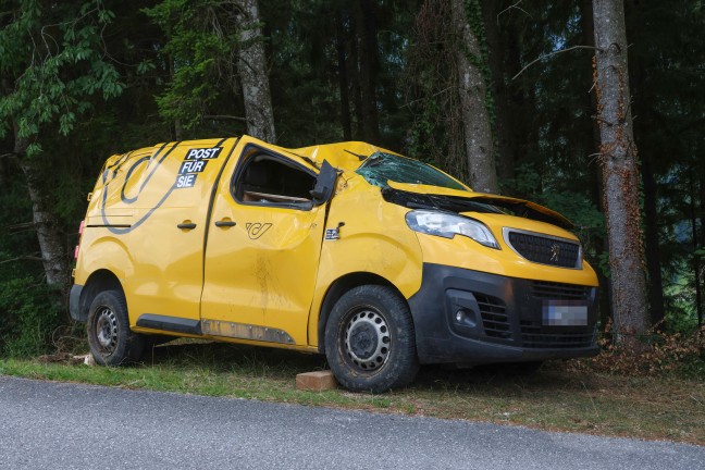 Postzustellfahrzeug in Steinbach am Ziehberg �ber steile Wiese gerollt und in Waldst�ck gest�rzt