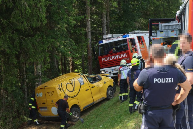 Postzustellfahrzeug in Steinbach am Ziehberg �ber steile Wiese gerollt und in Waldst�ck gest�rzt