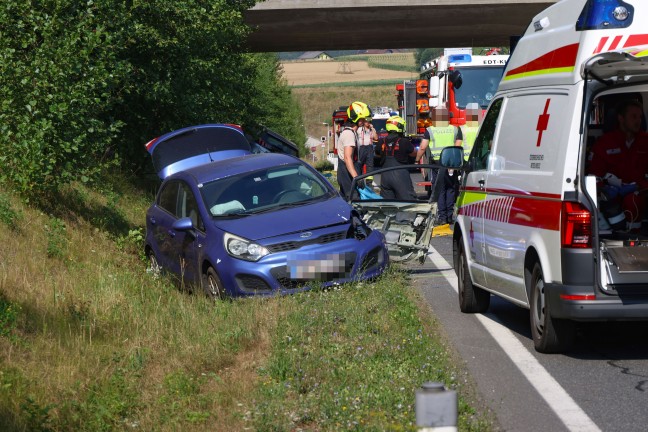 Personenrettung nach schwerem Crash auf Wiener Stra�e in Edt bei Lambach