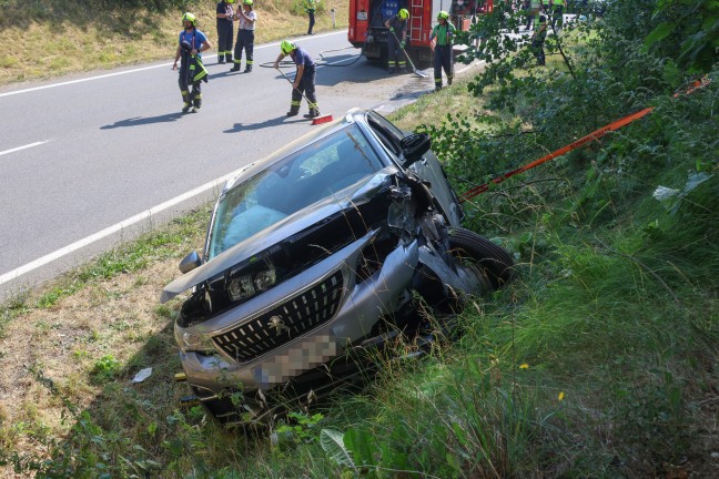 Personenrettung nach schwerem Crash auf Wiener Stra�e in Edt bei Lambach