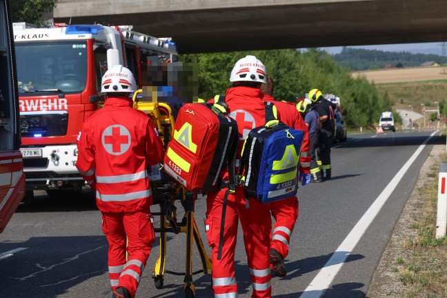 Personenrettung nach schwerem Crash auf Wiener Stra�e in Edt bei Lambach