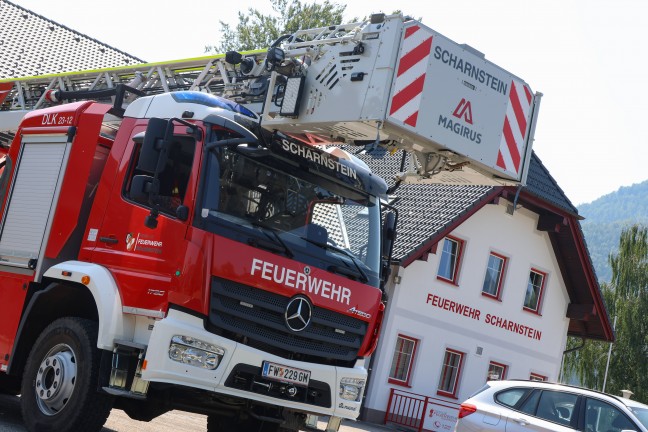 Verpuffung: Drei Feuerwehren zu vermeintlicher Explosion in einem Wohnhaus in Scharnstein alarmiert