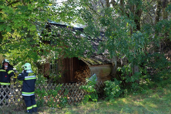 Gro�einsatz der Feuerwehren bei Brand einer H�tte bei einem kleinen Waldst�ck in Ottnang am Hausruck