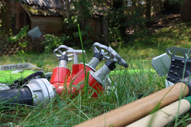 Gro�einsatz der Feuerwehren bei Brand einer H�tte bei einem kleinen Waldst�ck in Ottnang am Hausruck