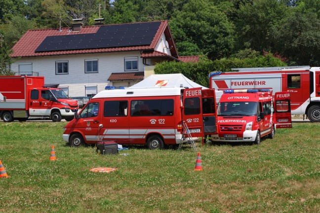 Gro�einsatz der Feuerwehren bei Brand einer H�tte bei einem kleinen Waldst�ck in Ottnang am Hausruck