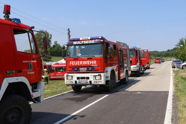 Gro�einsatz der Feuerwehren bei Brand einer H�tte bei einem kleinen Waldst�ck in Ottnang am Hausruck