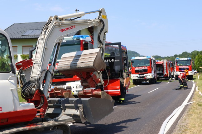 Gro�einsatz der Feuerwehren bei Brand einer H�tte bei einem kleinen Waldst�ck in Ottnang am Hausruck