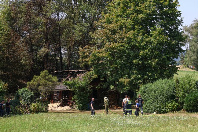 Gro�einsatz der Feuerwehren bei Brand einer H�tte bei einem kleinen Waldst�ck in Ottnang am Hausruck