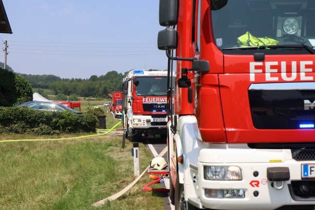 Gro�einsatz der Feuerwehren bei Brand einer H�tte bei einem kleinen Waldst�ck in Ottnang am Hausruck