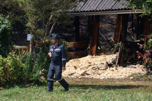 Gro�einsatz der Feuerwehren bei Brand einer H�tte bei einem kleinen Waldst�ck in Ottnang am Hausruck