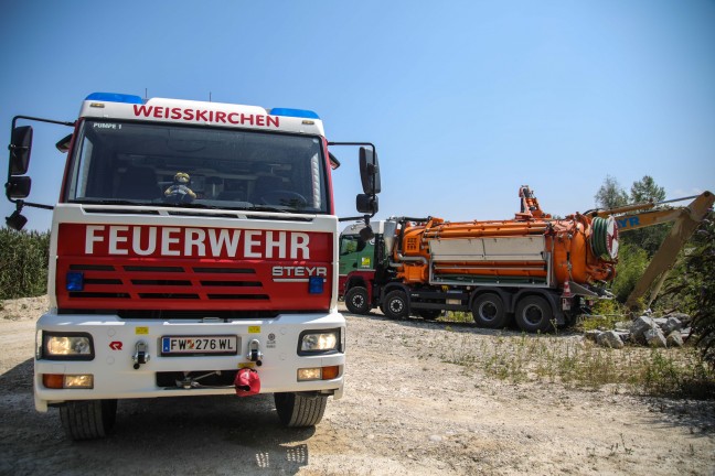 �laustritt aus Bagger: Feuerwehr und Entsorgungsunternehmen bei Baggerteich in Schlei�heim im Einsatz
