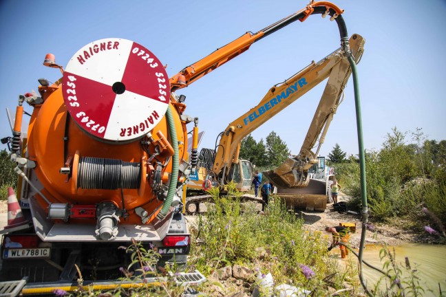 �laustritt aus Bagger: Feuerwehr und Entsorgungsunternehmen bei Baggerteich in Schlei�heim im Einsatz