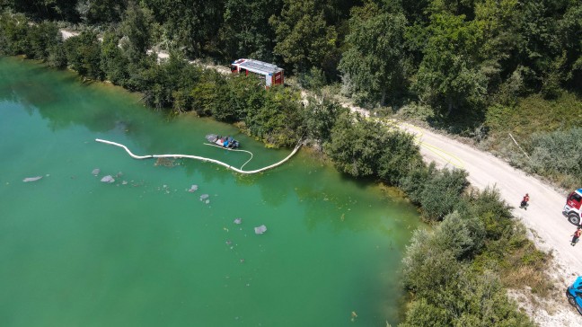 �laustritt aus Bagger: Feuerwehr und Entsorgungsunternehmen bei Baggerteich in Schlei�heim im Einsatz