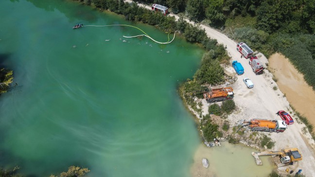 �laustritt aus Bagger: Feuerwehr und Entsorgungsunternehmen bei Baggerteich in Schlei�heim im Einsatz