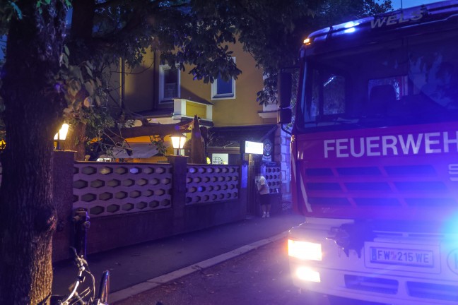 Personenrettung bei Gewitter: Kastanienbaum in einem Gastgarten in Wels-Neustadt auf G�ste gest�rzt