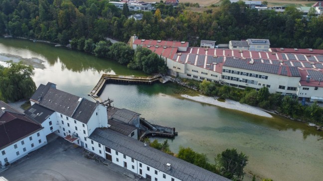 Einsatzkr�fte zu Personenrettung auf eine Wehranlage in der Steyr bei Aschach an der Steyr alarmiert