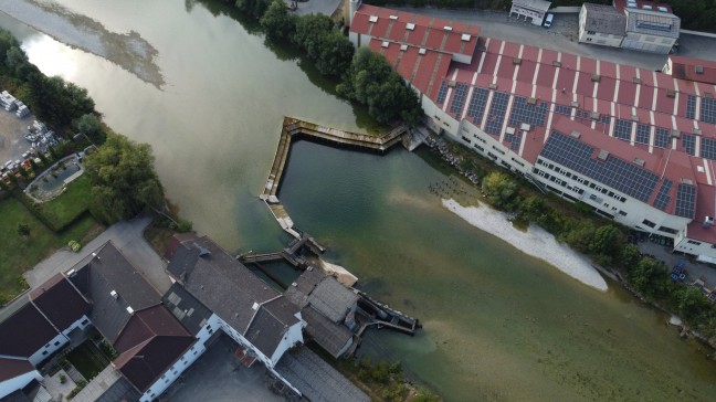 Einsatzkr�fte zu Personenrettung auf eine Wehranlage in der Steyr bei Aschach an der Steyr alarmiert