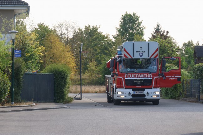Abgest�rzte Drohne mittels Drehleiter der Feuerwehr von Hausdach in Wels-Lichtenegg geborgen