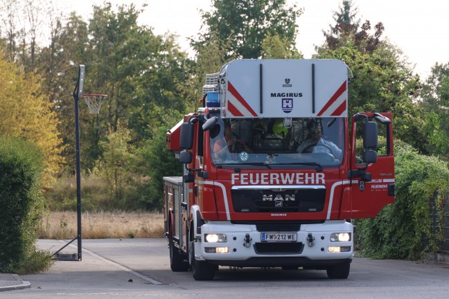 Abgest�rzte Drohne mittels Drehleiter der Feuerwehr von Hausdach in Wels-Lichtenegg geborgen