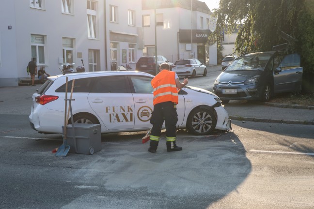 Vier Verletzte bei Kreuzungscrash zwischen PKW und Taxi in Wels-Pernau