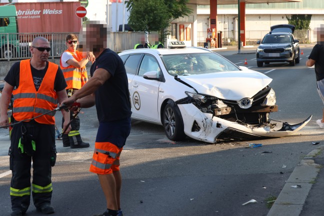 Vier Verletzte bei Kreuzungscrash zwischen PKW und Taxi in Wels-Pernau