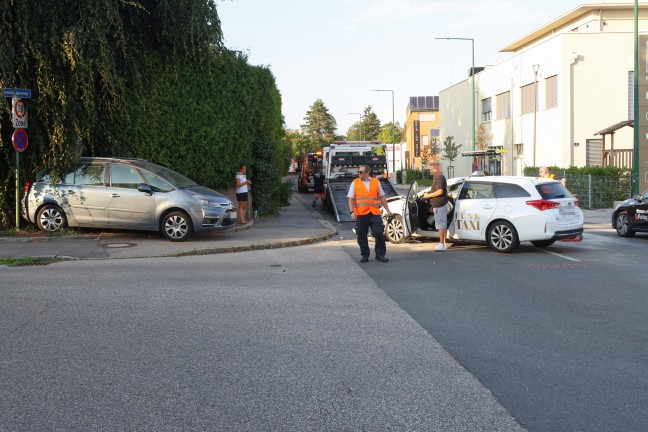 Vier Verletzte bei Kreuzungscrash zwischen PKW und Taxi in Wels-Pernau