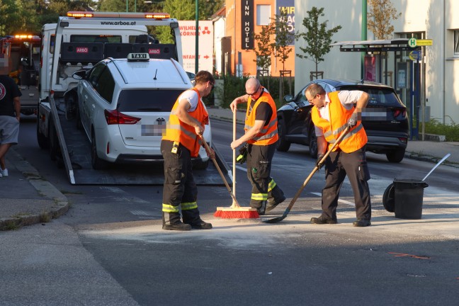 Vier Verletzte bei Kreuzungscrash zwischen PKW und Taxi in Wels-Pernau