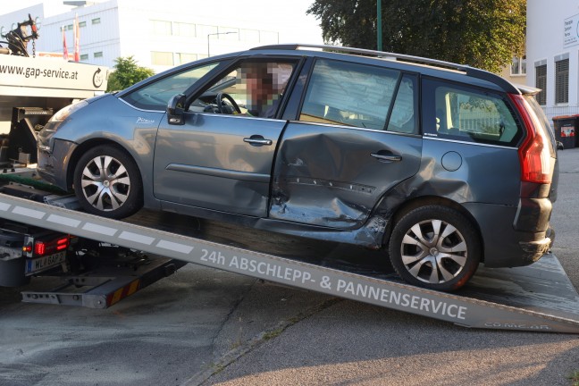 Vier Verletzte bei Kreuzungscrash zwischen PKW und Taxi in Wels-Pernau