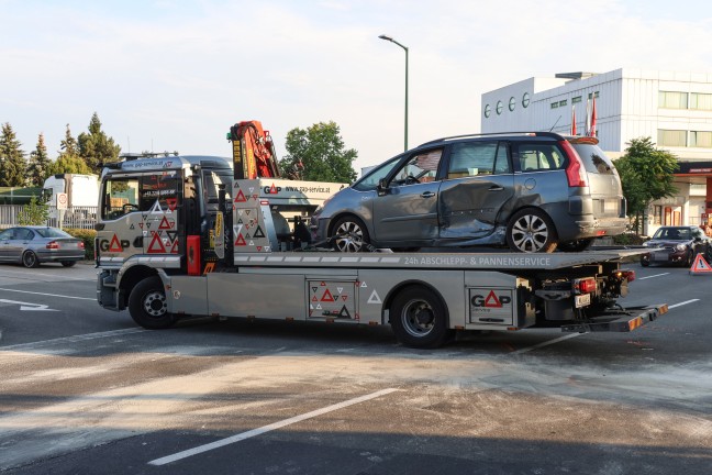 Vier Verletzte bei Kreuzungscrash zwischen PKW und Taxi in Wels-Pernau