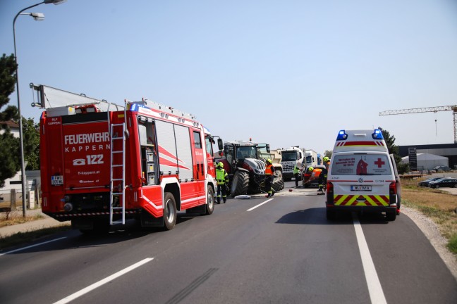 Schwierige Bergung eines Traktors nach Crash mit PKW auf Wiener Stra�e bei Marchtrenk